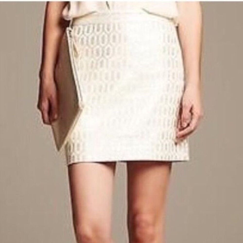 Banana Republic cream and silver skirt women's size 4 (N31)